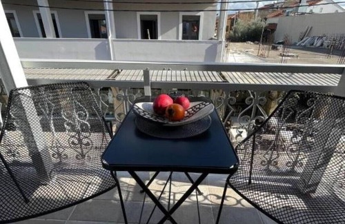 Messinia Apartamento | Art Studios Gialova Navarino Maizonette Sea view balcony 5" walk to the beach.