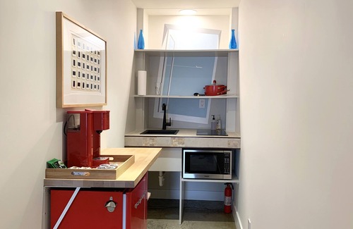 Center City Apartamento | Art Tower suite with private patio