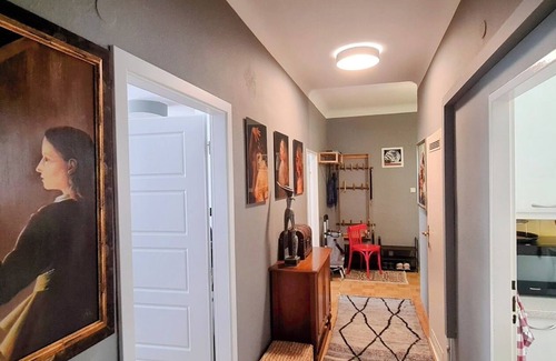 Innere Stadt Apartamento | ArtApartment near Stephansplatz Stylish 2 Bedroom with AC