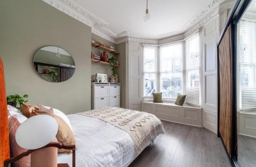 Dalston Apartamento | Arte Stays - 2 Bed Luxurious Flat, Garden, 5min Dalston st., Parking Available, Serviced Accommodation - up to 5 ppl