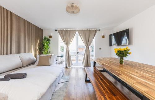 Stratford Casa | Arte Stays Serviced Houses Stratford - 3 Bedrooms 2 Bathrooms Houses London, Stratford, Maryland, Free Parking, Garden, Weekly or Monthly Stays - up to 8 guests