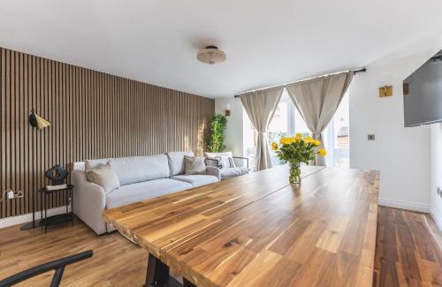 Stratford Casa | Arte Stays Serviced Houses Stratford - 3 Bedrooms 2 Bathrooms Houses London, Stratford, Maryland, Free Parking, Garden, Weekly or Monthly Stays - up to 8 guests