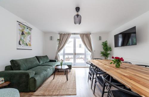 Stratford Casa | Arte Stays Serviced Houses Stratford - 3 Bedrooms 2 Bathrooms Houses London, Stratford, Maryland, Free Parking, Garden, Weekly or Monthly Stays - up to 8 guests