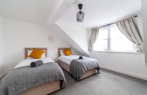 Stratford Casa | Arte Stays Serviced Houses Stratford - 3 Bedrooms 2 Bathrooms Houses London, Stratford, Maryland, Free Parking, Garden, Weekly or Monthly Stays - up to 8 guests