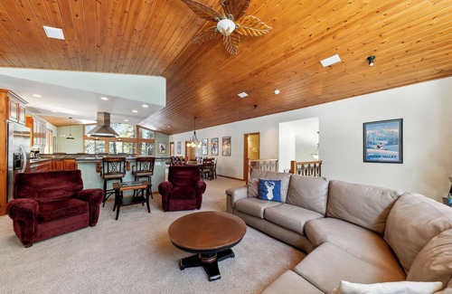 Tahoe Paradise Chalet De Esquí | Artisan Chalet: Pet Friendly, Deluxe Kitchen, Games