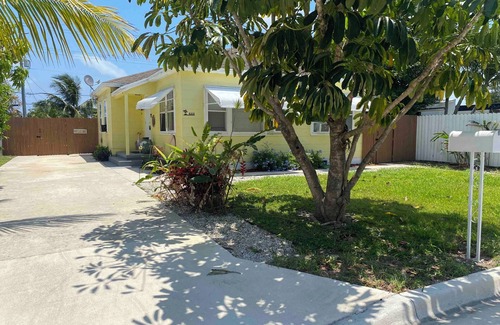 Lake Worth Casa | Artist Beach Retreat
