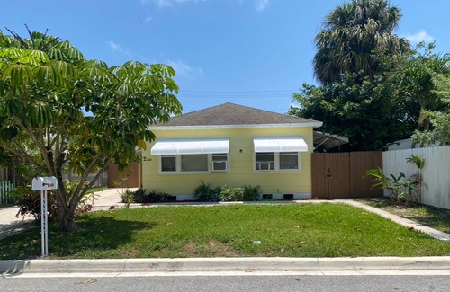 Lake Worth Casa | Artist Beach Retreat