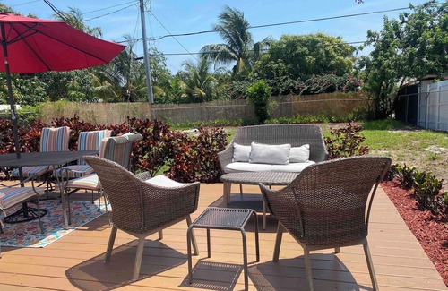 Lake Worth Casa | Artist Beach Retreat