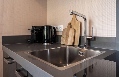 Centrum Apartamento | Artist-inspired suite for 2 with king bed, private kitchen, air conditioning, and all modern comforts. Perfect for couples or solo travelers.