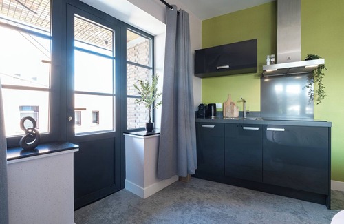 Centrum Apartamento | Artist-inspired suite for 2 with king bed, private kitchen, air conditioning, and modern comforts. Perfect for couples, solo travelers, or business stays.