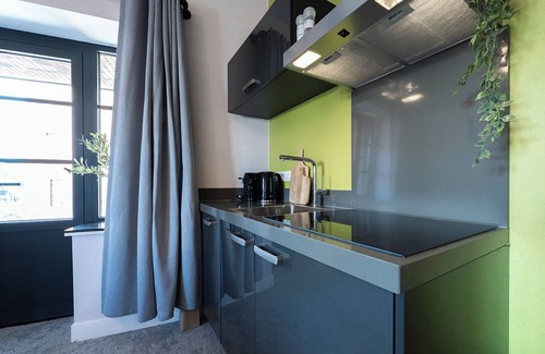 Centrum Apartamento | Artist-inspired suite for 2 with king bed, private kitchen, air conditioning, and modern comforts. Perfect for couples, solo travelers, or business stays.