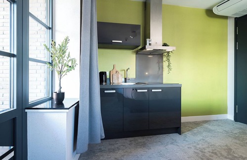 Centrum Apartamento | Artist-inspired suite for 2 with king bed, private kitchen, air conditioning, and modern comforts. Perfect for couples, solo travelers, or business stays.