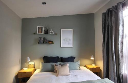Grey Lynn Cabina | Artist Photographers Home Studio