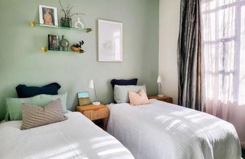 Grey Lynn Cabina | Artist Photographers Home Studio