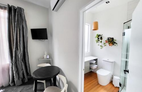 Grey Lynn Cabina | Artist Photographers Home Studio