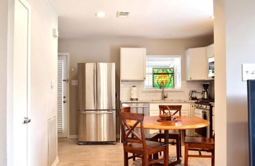 Boulevard Oaks Apartamento | Artist Refuge in Beautiful Oak-lined Neighborhood