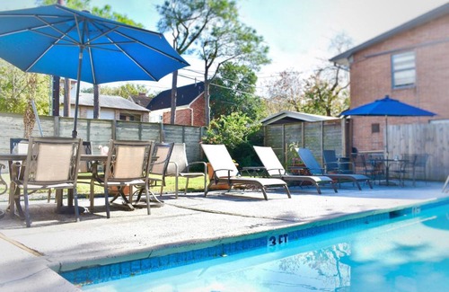 Boulevard Oaks Apartamento | Artist Refuge in Beautiful Oak-lined Neighborhood
