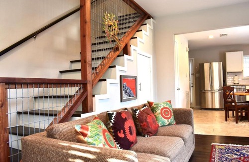 Boulevard Oaks Apartamento | Artist Refuge in Beautiful Oak-lined Neighborhood