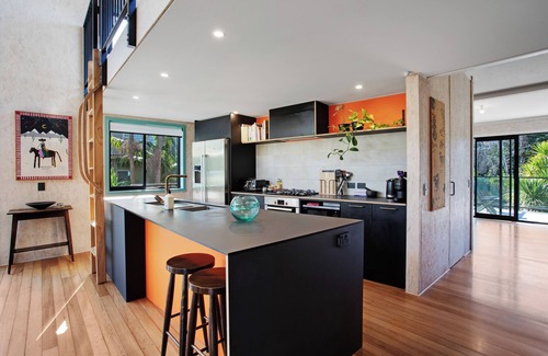 Torbay Apartamento | Artist's Colourful Casa with Spa Pool