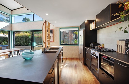 Torbay Apartamento | Artist's Colourful Casa with Spa Pool