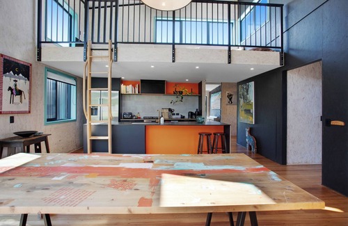 Torbay Apartamento | Artist's Colourful Casa with Spa Pool