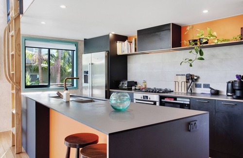 Torbay Apartamento | Artist's Colourful Casa with Spa Pool