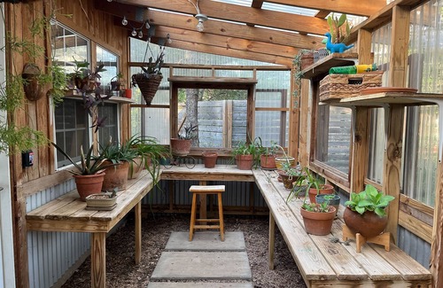 Austin Apartamento | Artist's Country Retreat Bungalow with greenhouse!