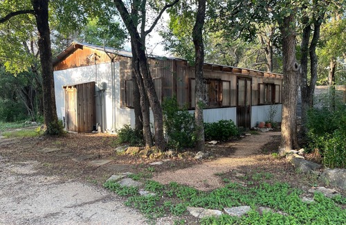 Austin Apartamento | Artist's Country Retreat Bungalow with greenhouse!