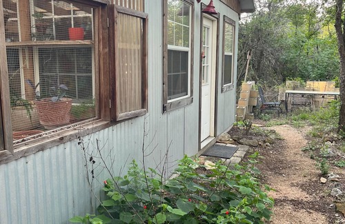 Austin Apartamento | Artist's Country Retreat Bungalow with greenhouse!