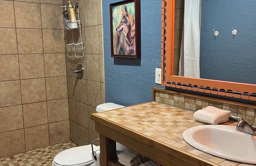 Austin Apartamento | Artist's Country Retreat Bungalow with greenhouse!