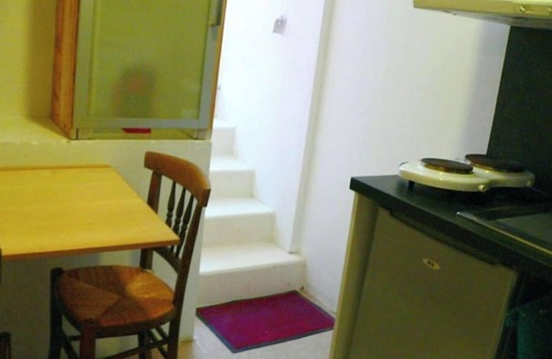 Camaret-sur-Mer Apartamento | Artist's gîte 50 m from the sea and stores, quiet, flower-filled street