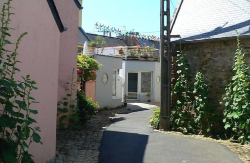 Camaret-sur-Mer Apartamento | Artist's gîte 50 m from the sea and stores, quiet, flower-filled street