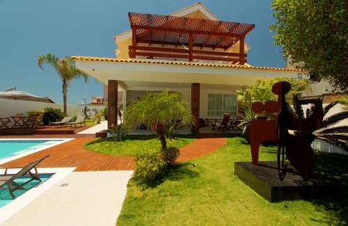 Canto Grande Casa | Artist's House, 4 suites, and an amazing pool 60 m from the sea.