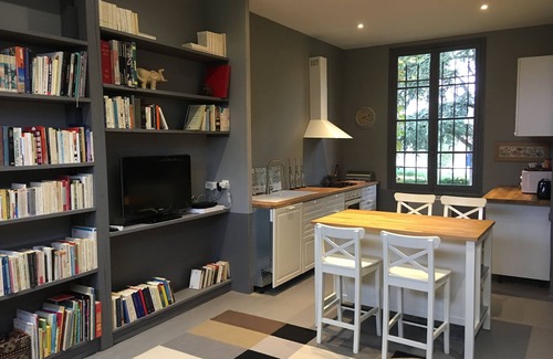 Tosny Casa | Artist's loft on the banks of the Seine, facing Château Gaillard, large park + rose garden