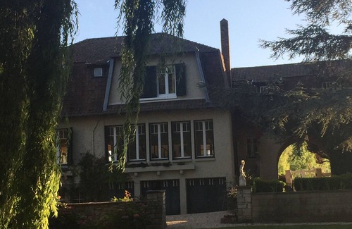 Tosny Casa | Artist's loft on the banks of the Seine, facing Château Gaillard, large park + rose garden