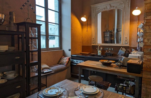 Angouleme Cabaña | Atelier de Artistica en Angoulême: Casa Espaciosa para 10 Personas con Cine y Jardín Privado