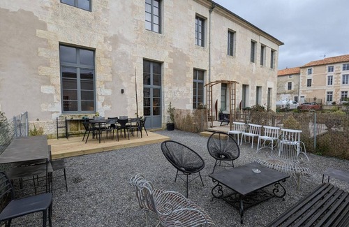 Angouleme Cabaña | Atelier de Artistica en Angoulême: Casa Espaciosa para 10 Personas con Cine y Jardín Privado
