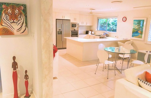Surfers Paradise Casa | Artist’s Private Recluse - Surfers Paradise