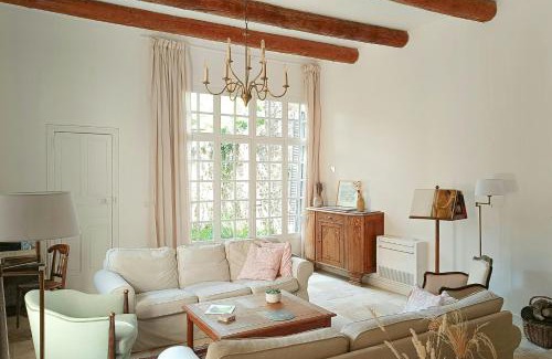 Alleins Casa | Artist's Villa With Pool Near Aix-En-Provence