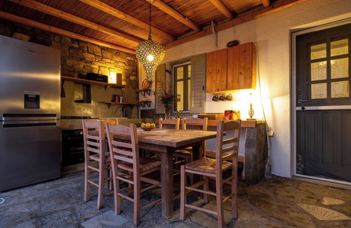 Paros Villa | Artist Villa.1km Golden Beach.3 ensuites + sofa bed double. Sleeps 8. Jacuzzi.