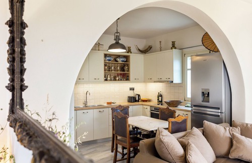 Paros Villa | Artist Villa.1km Golden Beach.3 ensuites + sofa bed double. Sleeps 8. Jacuzzi.