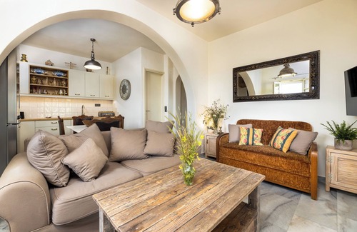 Paros Villa | Artist Villa.1km Golden Beach.3 ensuites + sofa bed double. Sleeps 8. Jacuzzi.