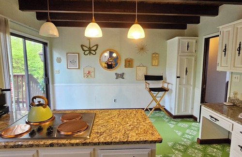 Fayetteville Casa | Artistic 70s house will make you feel nostalgic with all the modern comforts.