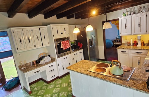 Fayetteville Casa | Artistic 70s house will make you feel nostalgic with all the modern comforts.
