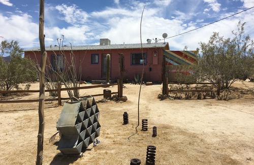 Panorama Heights Cabina | Artistic, Cool & Comfy Cabin Rental in Joshua Tree