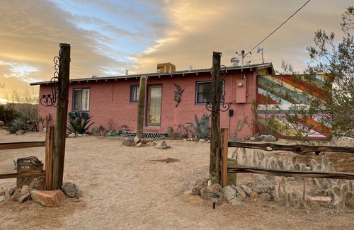 Panorama Heights Cabina | Artistic, Cool & Comfy Cabin Rental in Joshua Tree