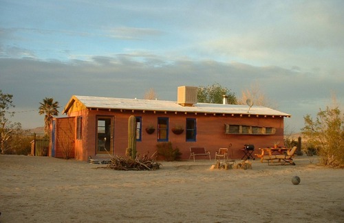Panorama Heights Cabina | Artistic, Cool & Comfy Cabin Rental in Joshua Tree