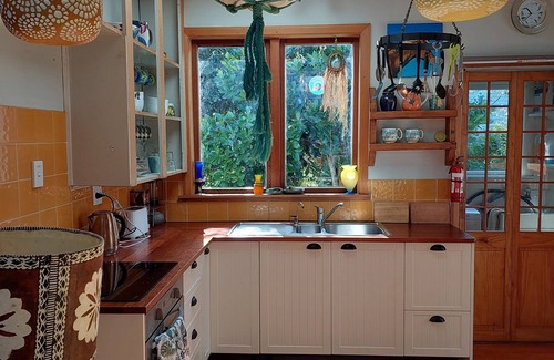 Raumati South Casa | Artistic cottage and Garden sanctuary