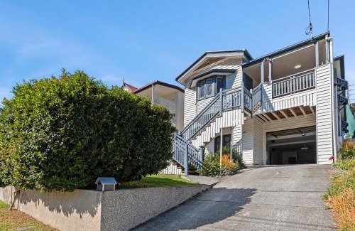 Norman Park Casa | Artistic Queenslander with Park Views - near City!