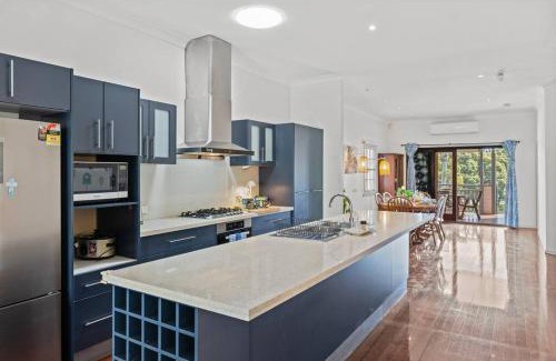 Norman Park Casa | Artistic Queenslander with Park Views - near City!